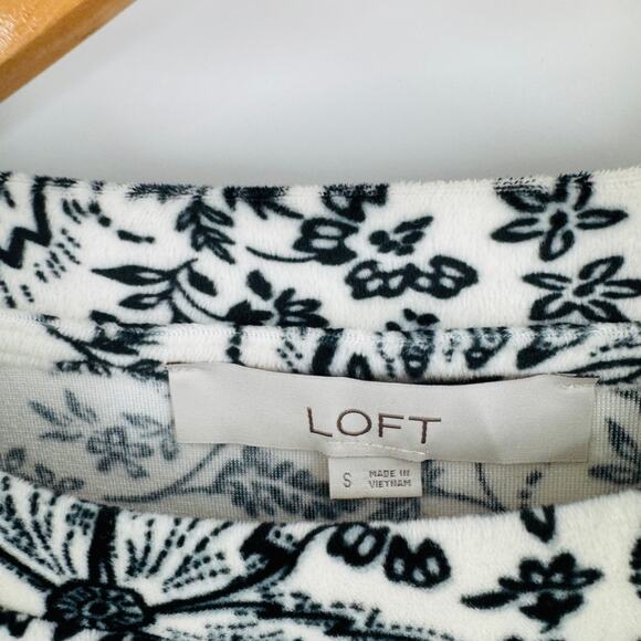 LOFT Black White Floral Velvet Burnout Long Sleeve Blouse Size Small - Picture 3 of 9